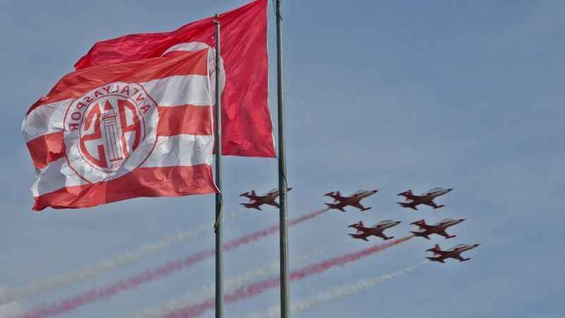 Türk Yıldızları Antalya’da şov yaptı, binlerce kişi sahili doldurdu Türk Yıldızları Antalya’da şov yaptı, binlerce kişi sahili doldurdu