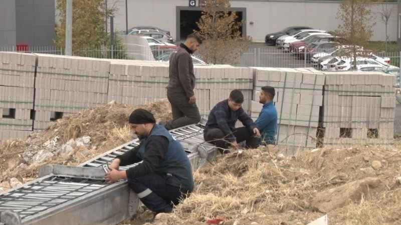 Başkent'te 70 metrelik yük asansörü devrildi