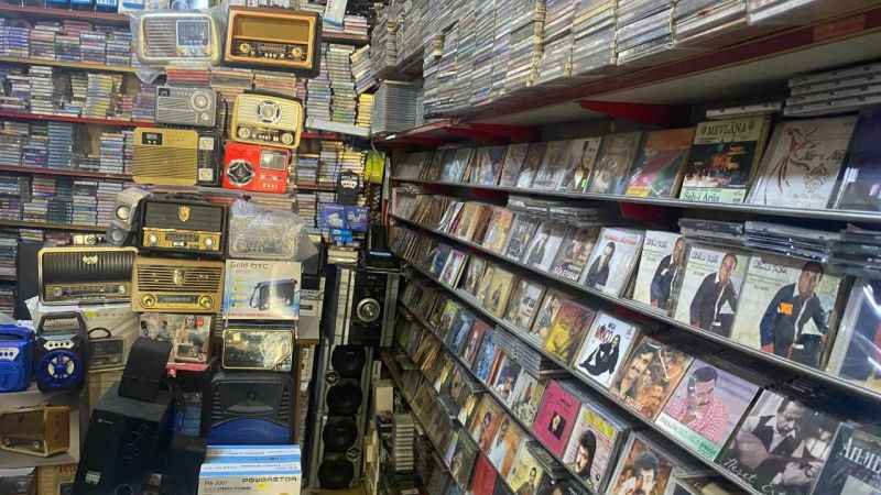 Kaset satarak 45 yılını geçirdi, ölene kadar da satmaya devam etmek istiyor