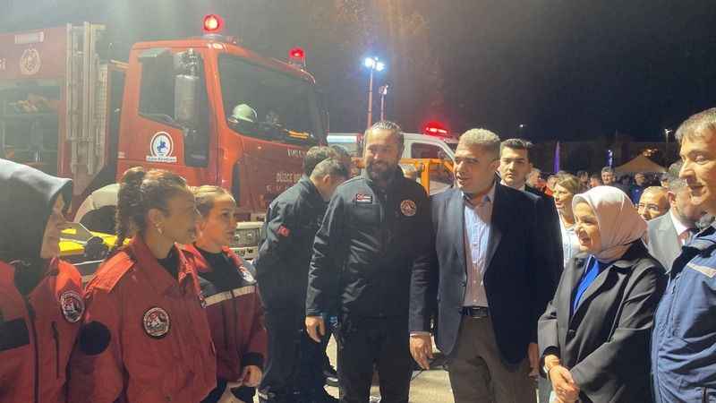 Düzce depreminde hayatını kaybedenler için sirenler çalındı