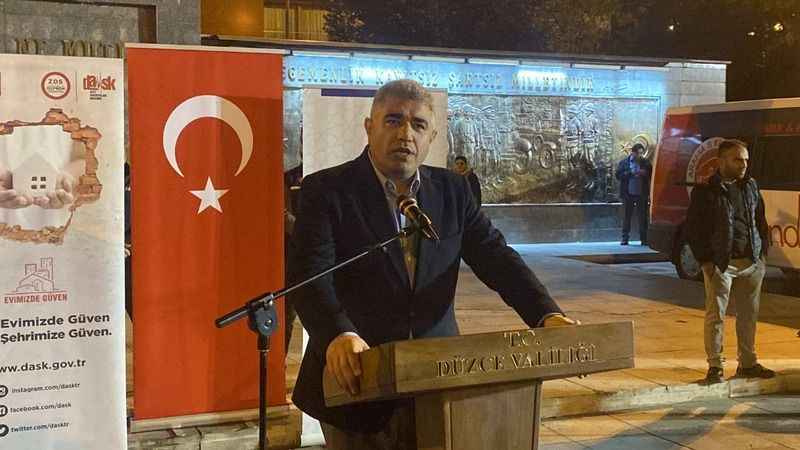 Düzce depreminde hayatını kaybedenler için sirenler çalındı