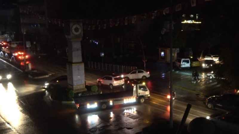 Çankırı’da sağanakta sokaklar karanlığa büründü Çankırı’da sağanakta sokaklar karanlığa büründü