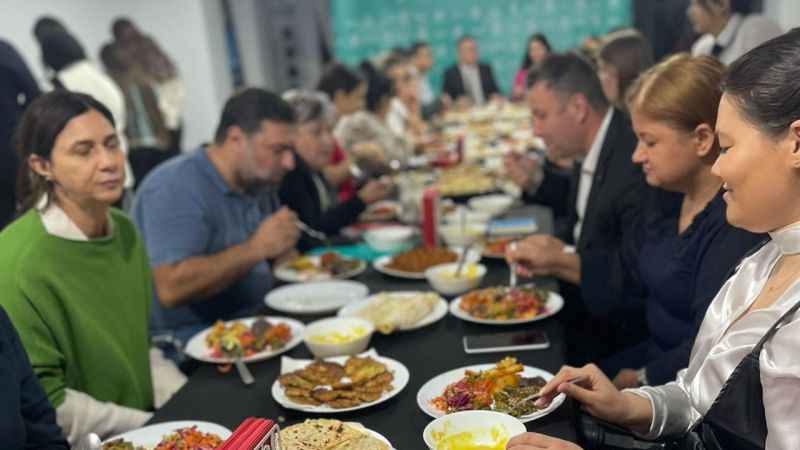 Rumenler zeytinyağlı yemeklere hayran kaldı Rumenler zeytinyağlı yemeklere hayran kaldı