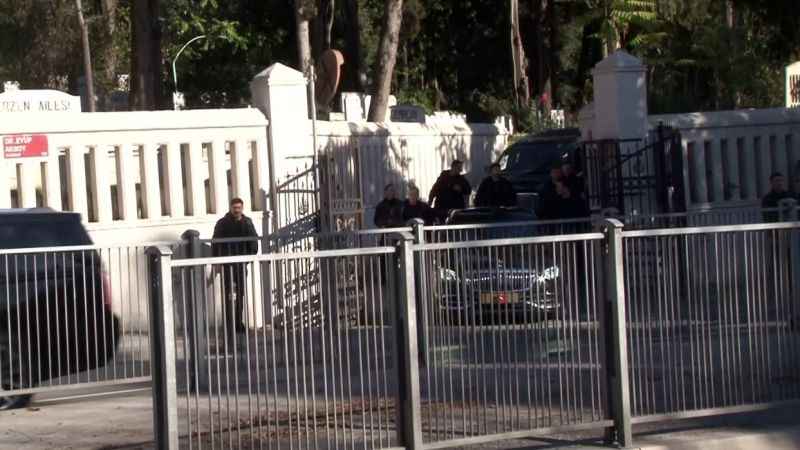 Cumhurbaşkanı Erdoğan anne ve babasının kabirlerini ziyaret etti Cumhurbaşkanı Erdoğan anne ve babasının kabirlerini ziyaret etti