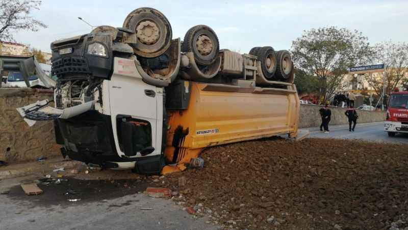 Pendik'te hafriyat kamyonu bariyerleri aşıp yola devrildi: 1 yaralı