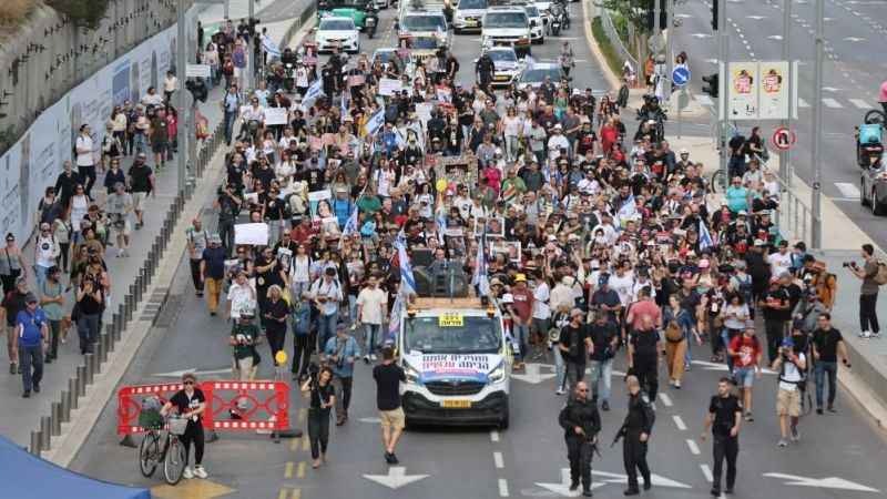 İsrailli esirlerin aileleri Tel Aviv’den Kudüs’e 5 günlük yürüyüş başlattı