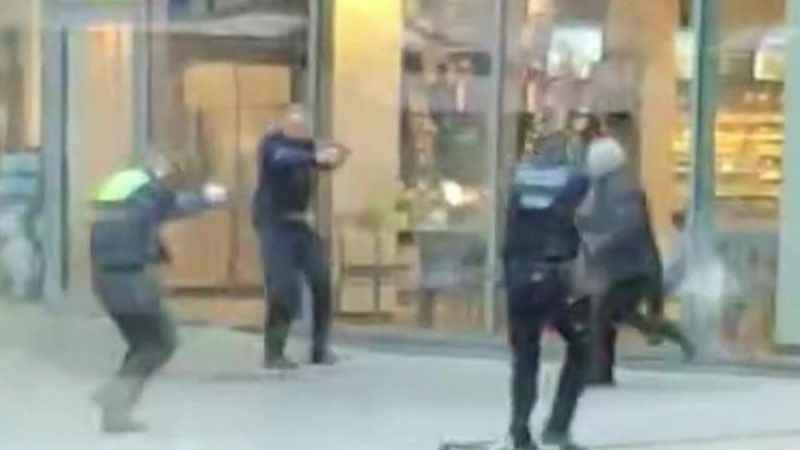 Alman polisi bıçaklı saldırgana kurşun yağdırdı: 2 yaralı Alman polisi bıçaklı saldırgana kurşun yağdırdı: 2 yaralı
