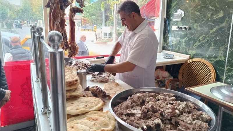 Büryan kebabı lezzetiyle uykuları bölüyor Büryan kebabı lezzetiyle uykuları bölüyor
