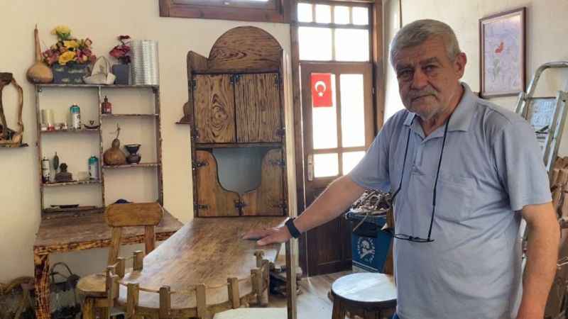 Emekli öğretmen ahşap ürünler yapıp evinde sergiliyor Emekli öğretmen ahşap ürünler yapıp evinde sergiliyor
