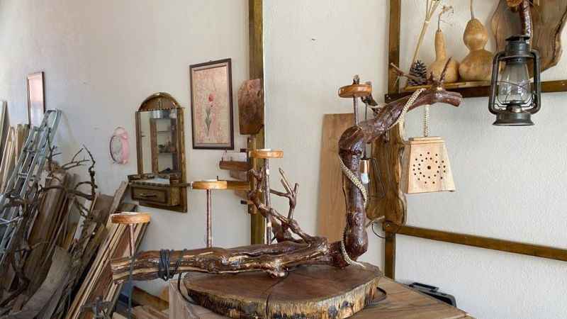 Emekli öğretmen ahşap ürünler yapıp evinde sergiliyor Emekli öğretmen ahşap ürünler yapıp evinde sergiliyor