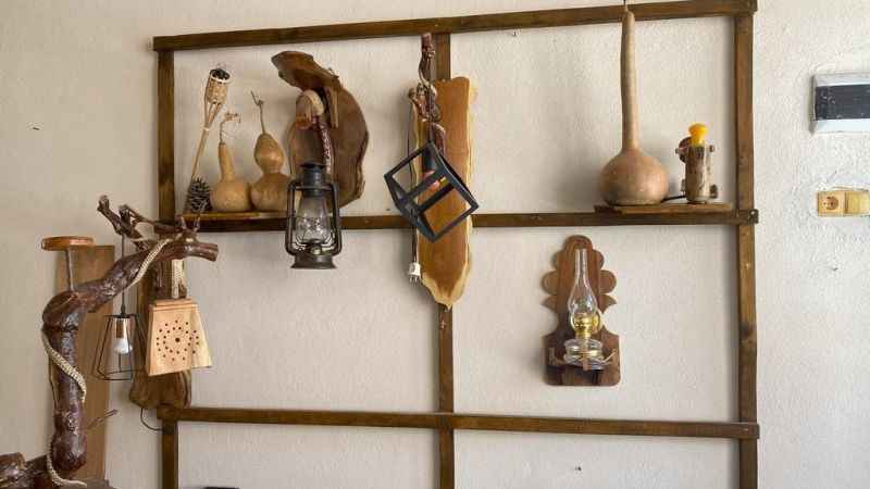 Emekli öğretmen ahşap ürünler yapıp evinde sergiliyor Emekli öğretmen ahşap ürünler yapıp evinde sergiliyor