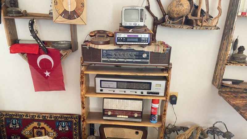 Emekli öğretmen ahşap ürünler yapıp evinde sergiliyor Emekli öğretmen ahşap ürünler yapıp evinde sergiliyor