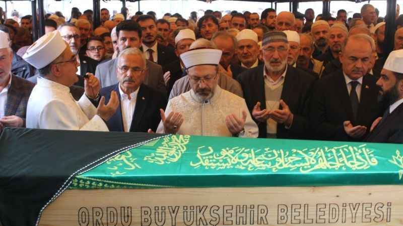 Diyanet İşleri Başkanı Erbaş’ın annesi son yolculuğuna uğurlandı Diyanet İşleri Başkanı Erbaş’ın annesi son yolculuğuna uğurlandı
