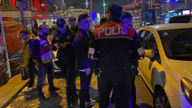 Taksim'de helikopter destekli huzur uygulaması: Denetimde pompalı tüfek ele geçirildi Taksim'de helikopter destekli huzur uygulaması: Denetimde pompalı tüfek ele geçirildi