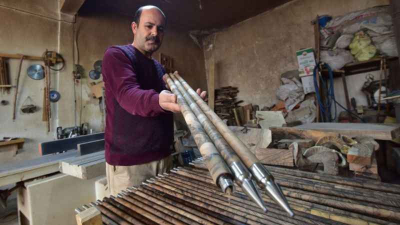 Bin yıllık ceviz ağaçlarından sanat eseri bastonlar