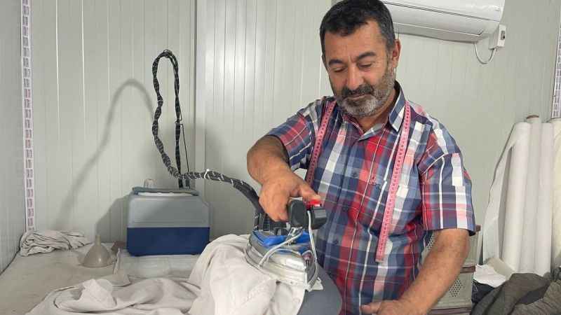 Depremzede terzi mesleğine konteynerde devam ediyor