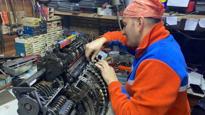 Unutulmaya yüz tutmuş antikaları tamir ediyor