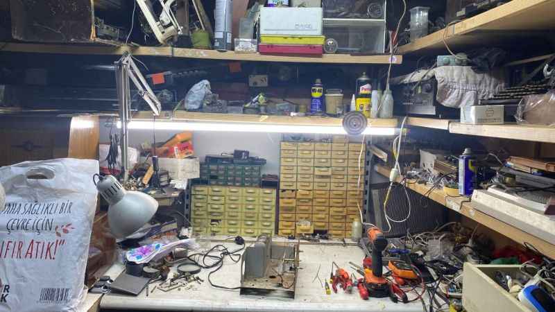 Unutulmaya yüz tutmuş antikaları tamir ediyor