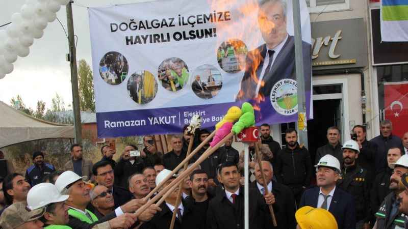 Eleşkirt’te 30 yıllık doğalgaz hasreti sona erdi Eleşkirt’te 30 yıllık doğalgaz hasreti sona erdi