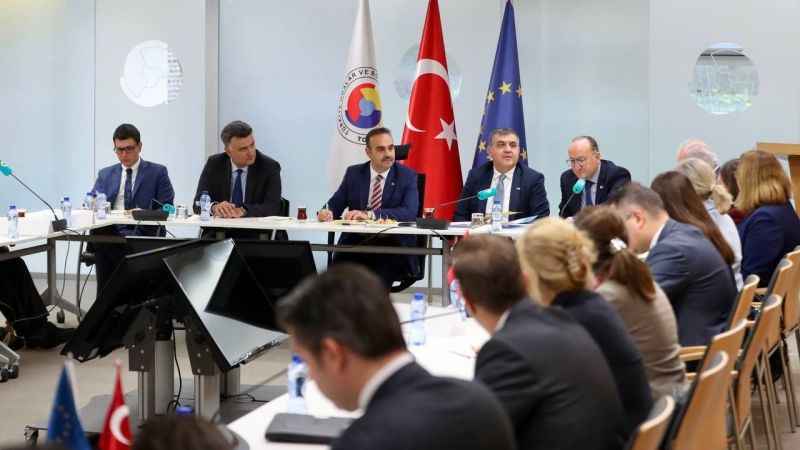 Bakan Kacır, Belçika’da STK ve iş dünyası çatı kuruluşlarının temsilcileriyle bir araya geldi Bakan Kacır, Belçika’da STK ve iş dünyası çatı kuruluşlarının temsilcileriyle bir araya geldi