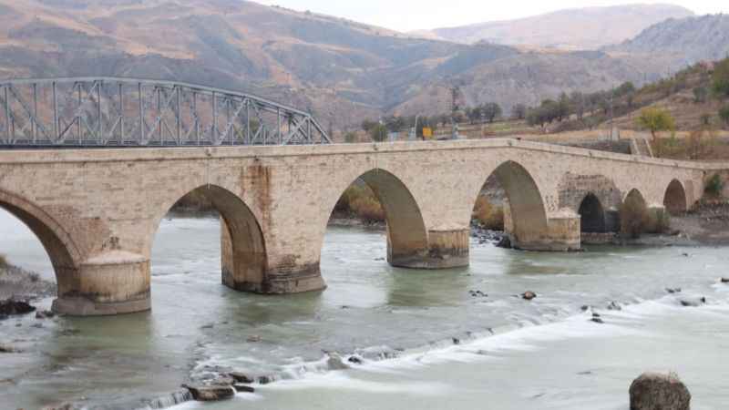 Palu Köprüsü'ne ziyaretçi akını Palu Köprüsü'ne ziyaretçi akını