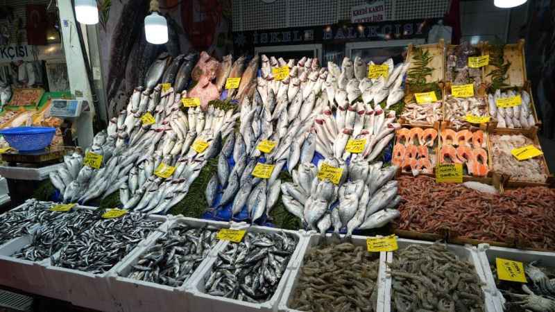 Balık tezgahlarında fiyatlar geriledi Balık tezgahlarında fiyatlar geriledi