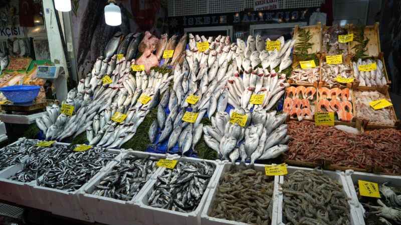 Balık tezgahlarında fiyatlar geriledi Balık tezgahlarında fiyatlar geriledi