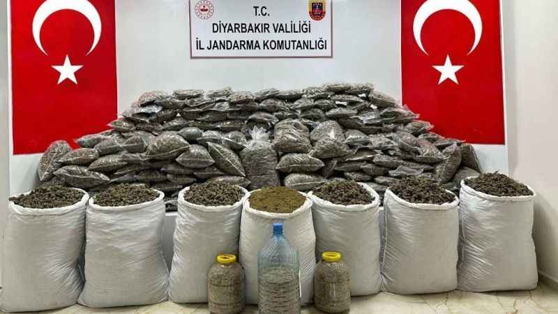 Diyarbakır’da EYP ve teröristlere ait malzemeler ele geçirildi