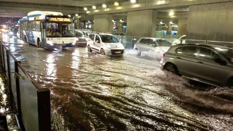 Ankara'da araçlar yolda kaldı