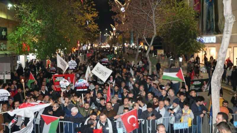 Van’da Gazze için meşaleli yürüyüş Van’da Gazze için meşaleli yürüyüş