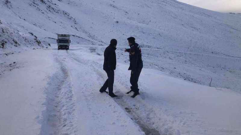 Bayburt’ta kar nedeniyle yolda mahsur kalan vatandaş kurtarıldı Bayburt’ta kar nedeniyle yolda mahsur kalan vatandaş kurtarıldı