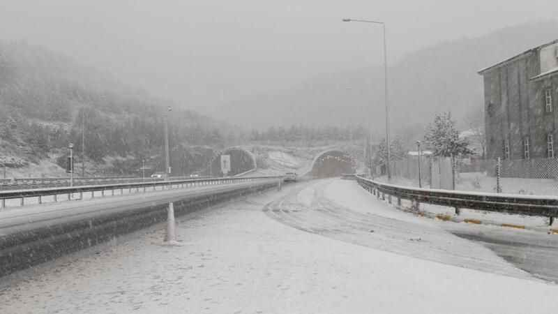 Bolu Dağı’nda yoğun kar yağışı etkili oluyor Bolu Dağı’nda yoğun kar yağışı etkili oluyor