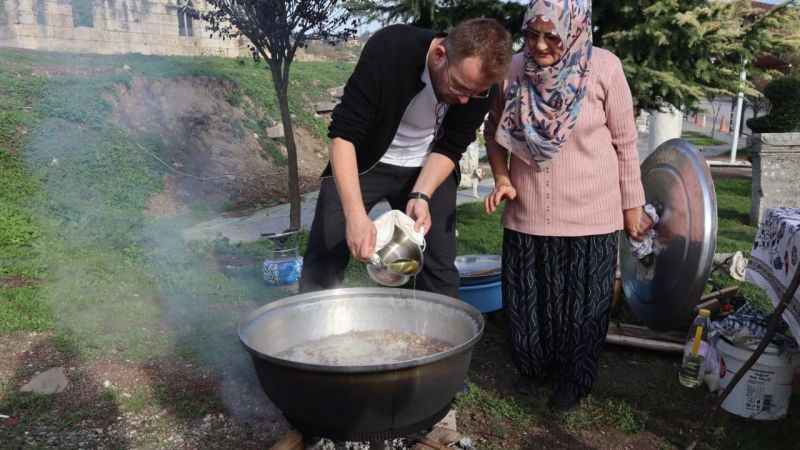 Ünlü Şef, Konuralp pilavı yapmak için kazanın başına geçti Ünlü Şef, Konuralp pilavı yapmak için kazanın başına geçti