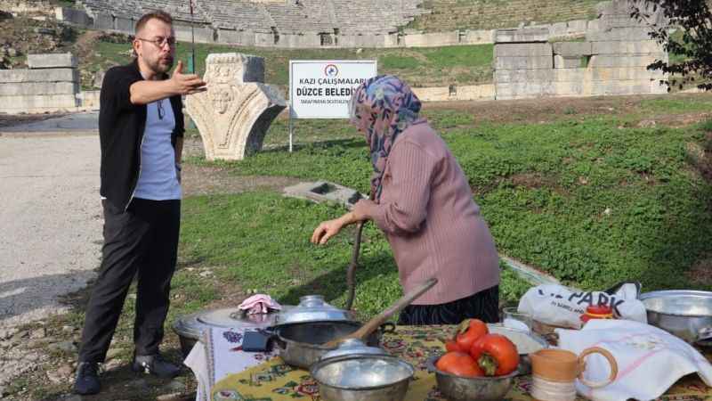 Ünlü Şef, Konuralp pilavı yapmak için kazanın başına geçti Ünlü Şef, Konuralp pilavı yapmak için kazanın başına geçti