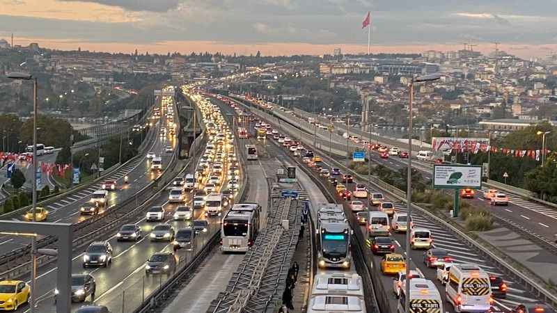 Okulların ilk gününde trafik yoğunluğu arttı Okulların ilk gününde trafik yoğunluğu arttı