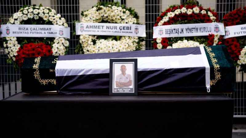 Suat Taştan, Beşiktaş Stadyumu’nda düzenlenen törenle son yolculuğuna uğurlandı Suat Taştan, Beşiktaş Stadyumu’nda düzenlenen törenle son yolculuğuna uğurlandı