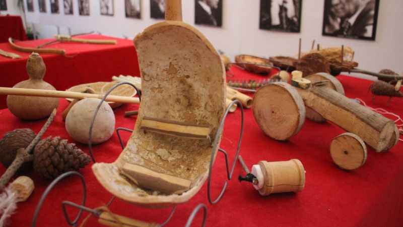 Oyuncaklarla büyükler oynadı, çocuklar seyretti