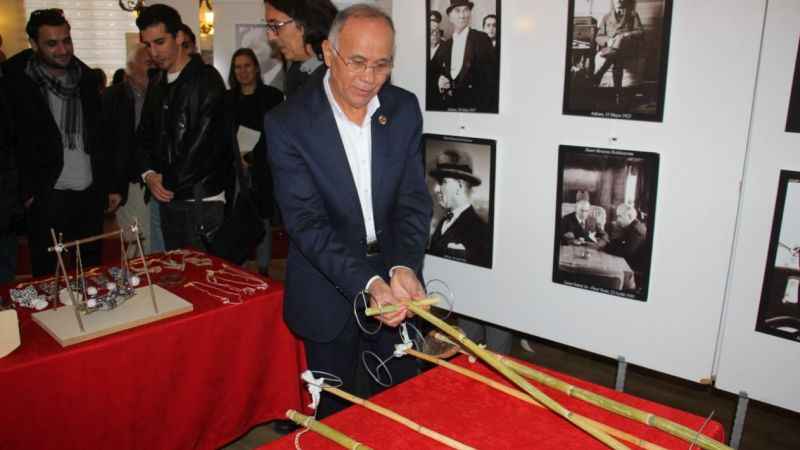 Oyuncaklarla büyükler oynadı, çocuklar seyretti