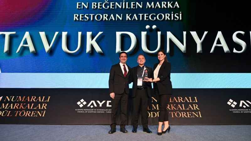 Tavuk Dünyası, ‘AVM’lerde En Beğenilen ve Tercih Edilen Restoran’ ödülünü aldı