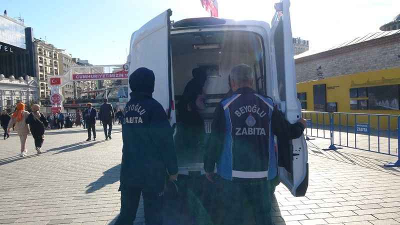 Taksim Camii önü dilenci durağı oldu