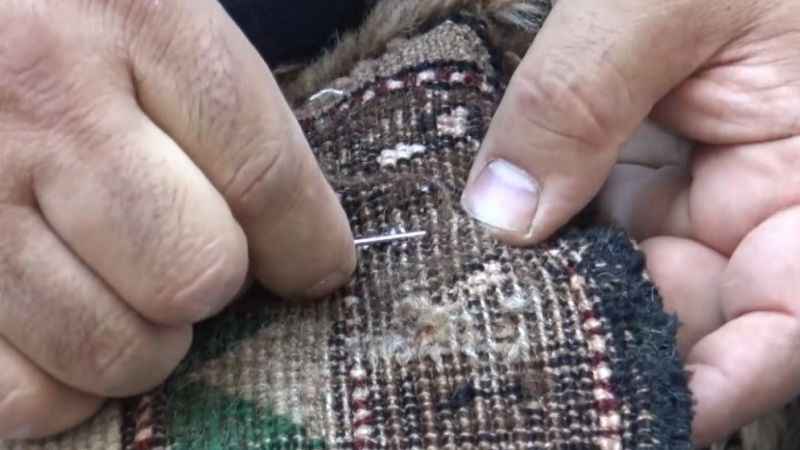 Hünerli elleriyle eskiyen kilimleri yeniliyorlar Hünerli elleriyle eskiyen kilimleri yeniliyorlar