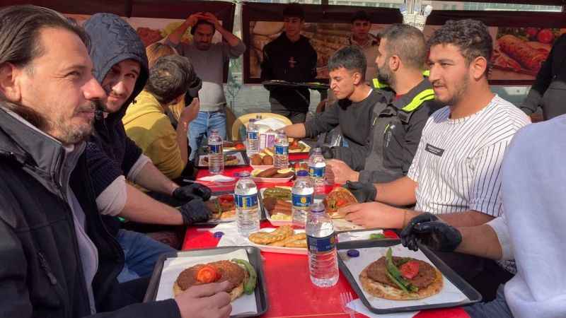 Ankara'da kağıt kebabı yeme yarışması Ankara'da kağıt kebabı yeme yarışması
