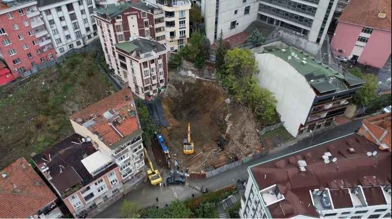 Eyüpsultan'da toprak kayması nedeniyle iki bina boşaltıldı