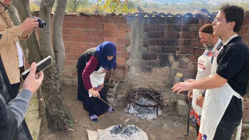 Bu kitapta asırlık mübadil lezzetleri kayıt altında Bu kitapta asırlık mübadil lezzetleri kayıt altında