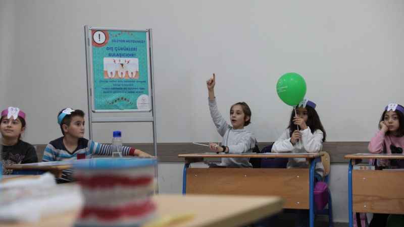 Dişleri çürük çıkan öğrencilere ‘abur cubur’ uyarısı Dişleri çürük çıkan öğrencilere ‘abur cubur’ uyarısı