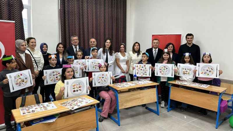 Dişleri çürük çıkan öğrencilere ‘abur cubur’ uyarısı Dişleri çürük çıkan öğrencilere ‘abur cubur’ uyarısı