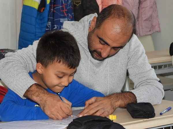 Afet bölgesinin vefakar öğretmenleri, öğrencilere umut oluyor