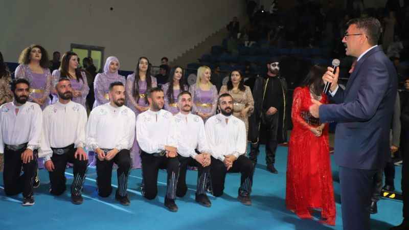 Hakkari'de Sanat Topluluğu gösterisine büyük ilgi Hakkari'de Sanat Topluluğu gösterisine büyük ilgi