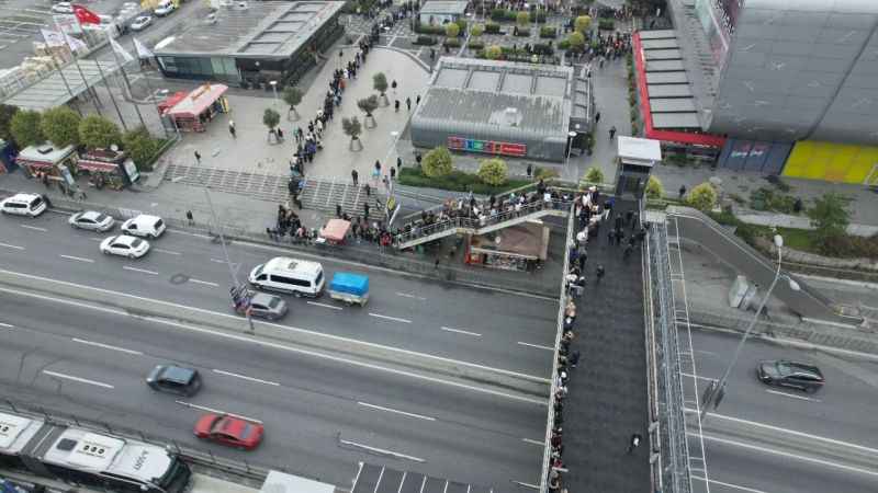 AVM önünde metrelerce kuyruk oluştu AVM önünde metrelerce kuyruk oluştu