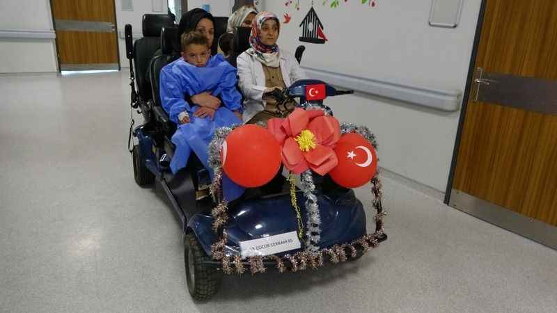 Ameliyata götürülen minik hastalara özel araç
